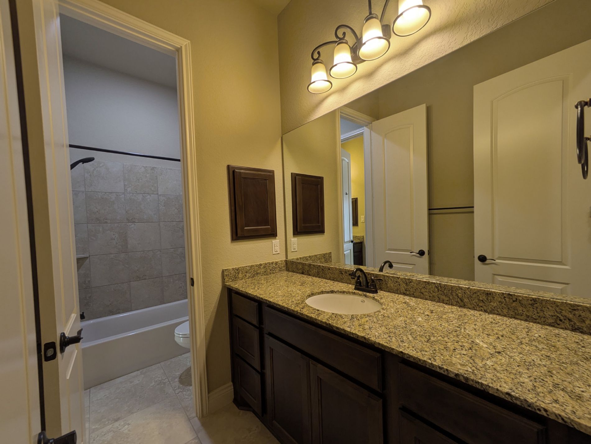 Jack and Jill Bathroom for Bedroom 3+4 Jack and Jill Bathroom for Bedroom 3+4