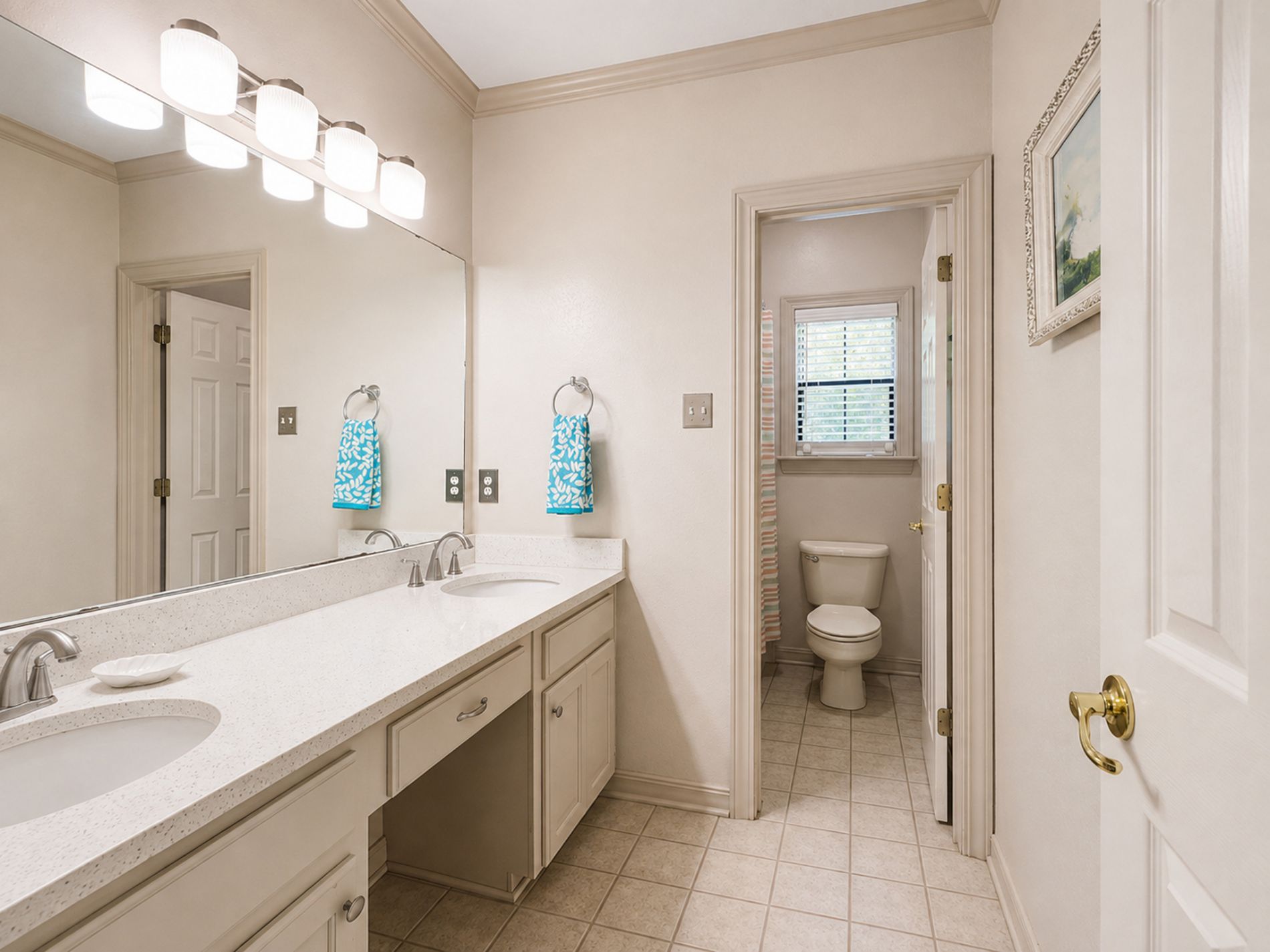 Secondary bathroom with shower/tub Secondary bathroom with shower/tub