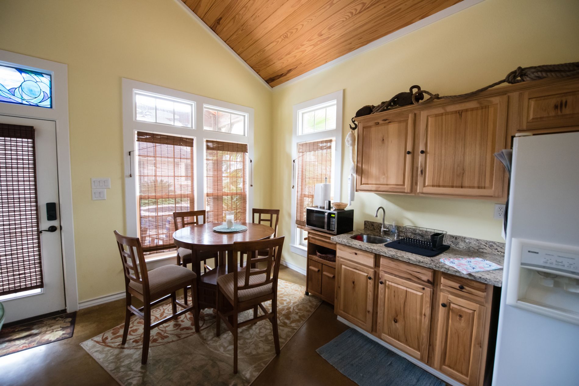 Pool house complete with kitchenette Pool house complete with kitchenette